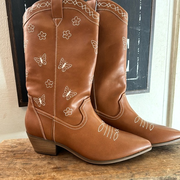 American Eagle Outfitters Butterfly Embroidered Western Boot ❤️ - Picture 1 of 4